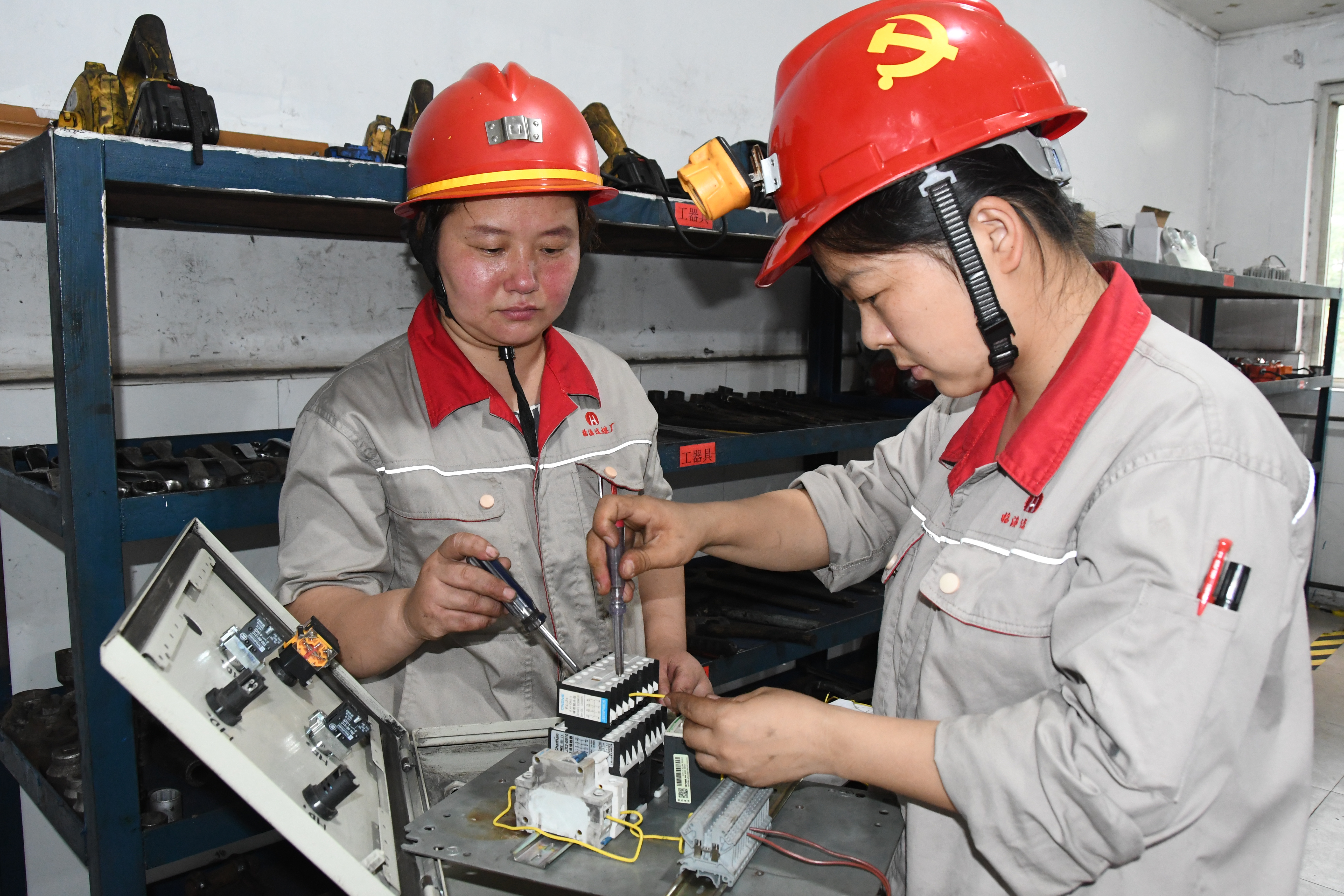 图为该厂西区机电车间技术能手朱娟娟为青年职工讲解电气接线知识。.jpg
