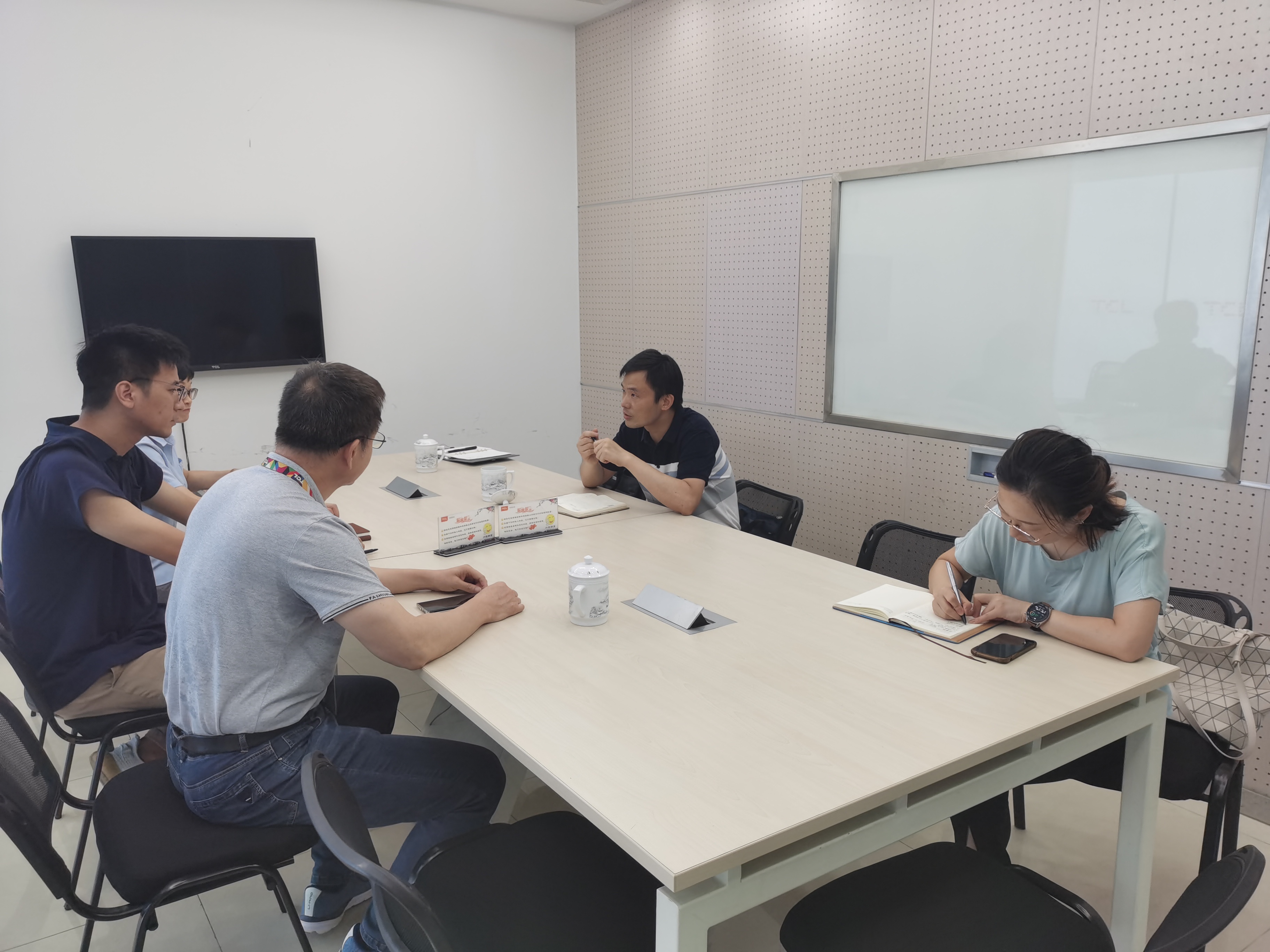 7月13日，省总机关肥西蹲点组赴TCL家用电器（合肥）有限公司，走访了解企业生产经营、产业工人队伍建设、工会工作等情况。.jpg