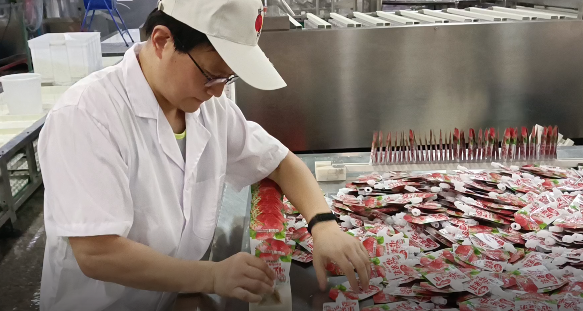 7.20 省总机关滁州蹲点组成员在蜡笔小新食品有限公司四号车间工作.png