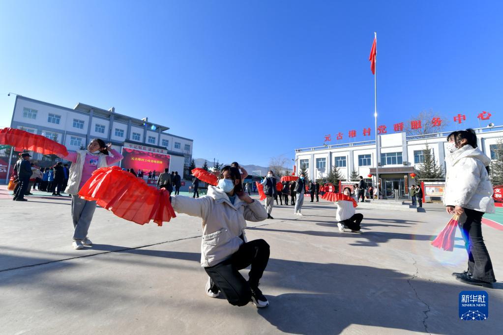 情牵人民 春暖中国——习近平总书记春节同群众在一起