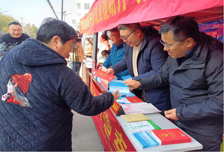 阜阳市总工会深入阜南县焦坡镇开展就业招聘活动